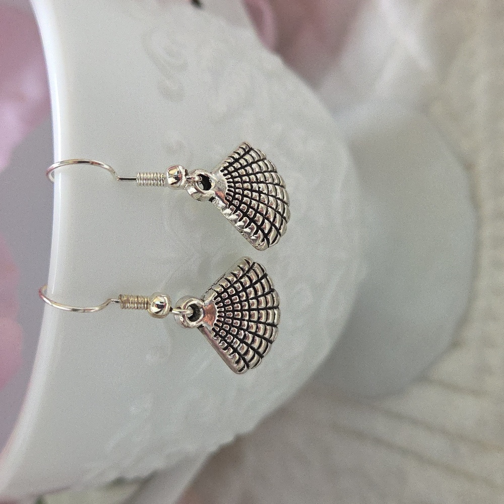 3/$15 Chic Silver Shell Dangle Earrings NWOT